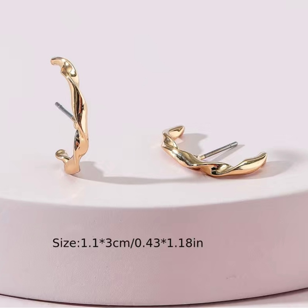 BNIB - Twisted Bar Stud Earrings 14K Gold Plated. - Picture 2 of 2